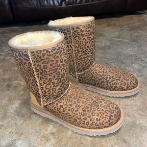 Women’s Classic Short Leopard Print Uggs size 9